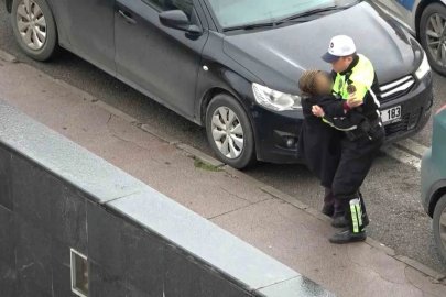Polisin yaralı kadına yardımı yürekleri ısıttı: Kaldırıma taşıdı, ıslanmasın diye yelekle korudu
