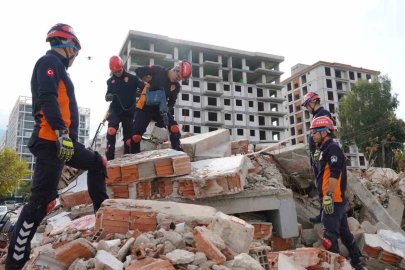 28 saniyelik deprem senaryosu 3 ili harekete geçirdi

