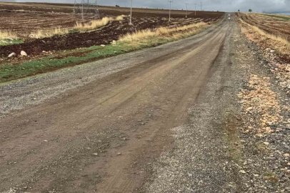 Bozuk köy yolu sürücülerin tepkisine neden oluyor
