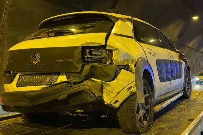 Cenazeye giden aile ölümden döndü: Bolu Dağı Tüneli’nde tırın çarpıp kaçtığı otomobil takla attı

