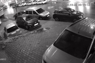 Esenyurt’ta yokuş aşağı direksiyon hakimiyetini kaybeden sürücü park halindeki araçlara çarptı: O anlar kamerada
