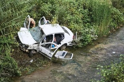 Dereye uçan otomobil hurdaya döndü: 3 yaralı
